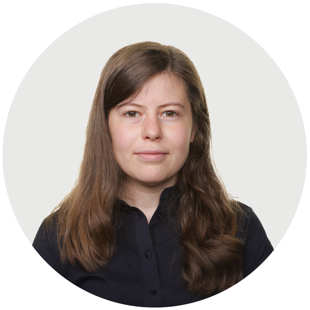 ruskeahiuksinne-nainen-katsoo-suoraan-kameraan