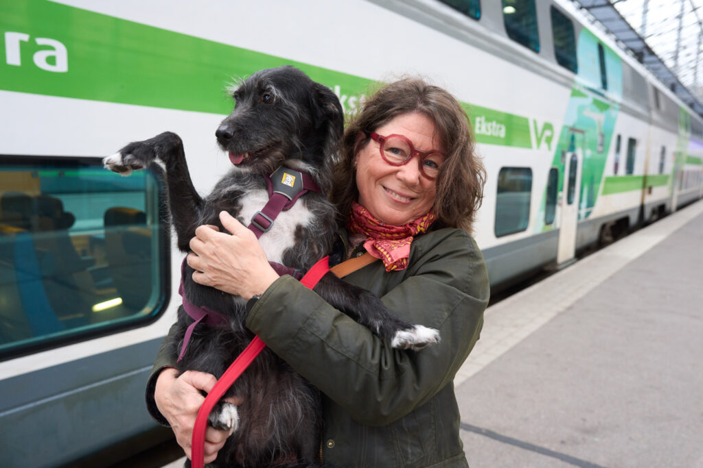 Kirjailija Marjo Heiskanen Helsingin rautatieasemalla.