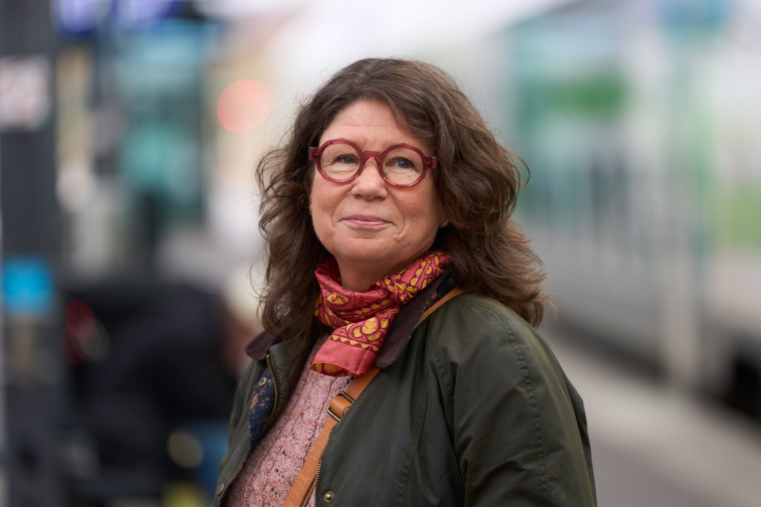 Kirjailija Marjo Heiskanen Helsingin rautatieasemalla.