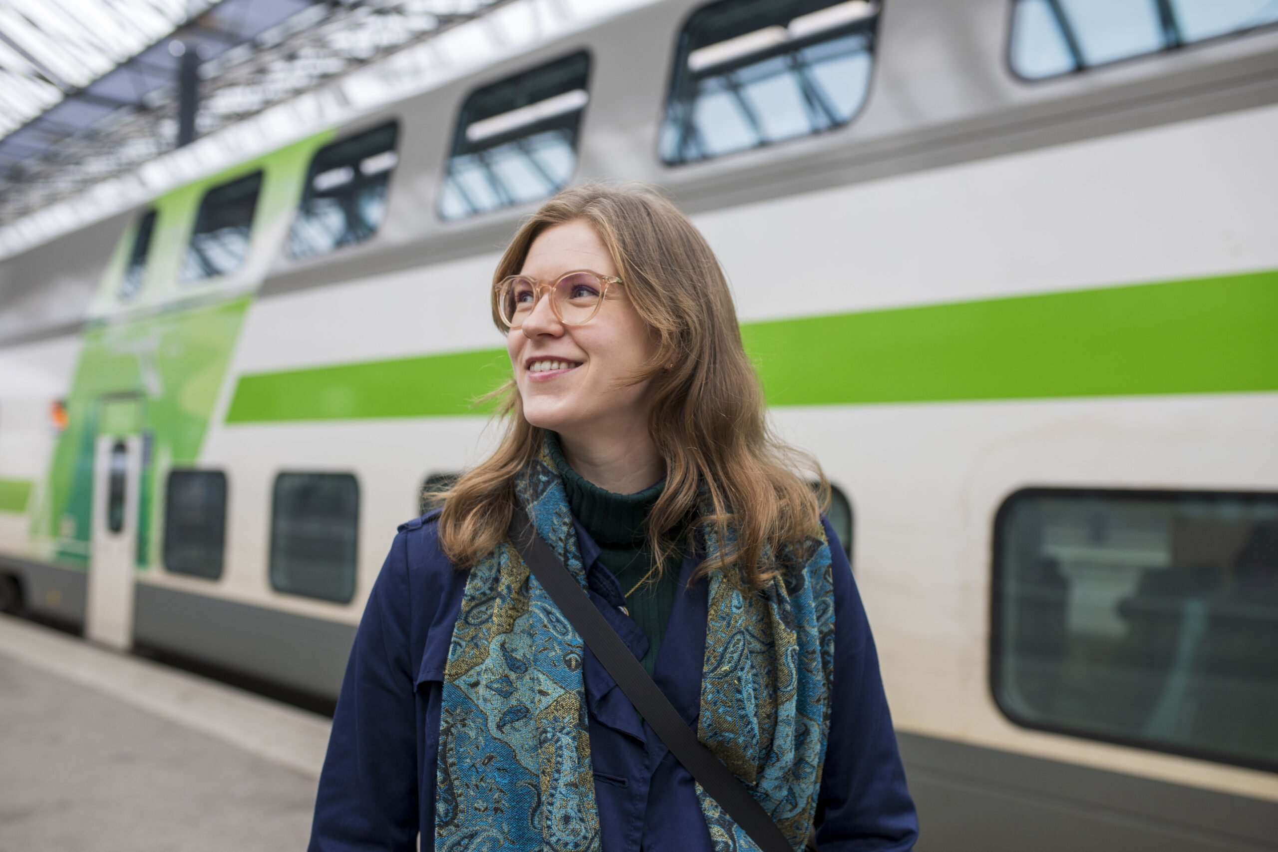 Maisa Kalliokoski Helsingin rautatieasemalla