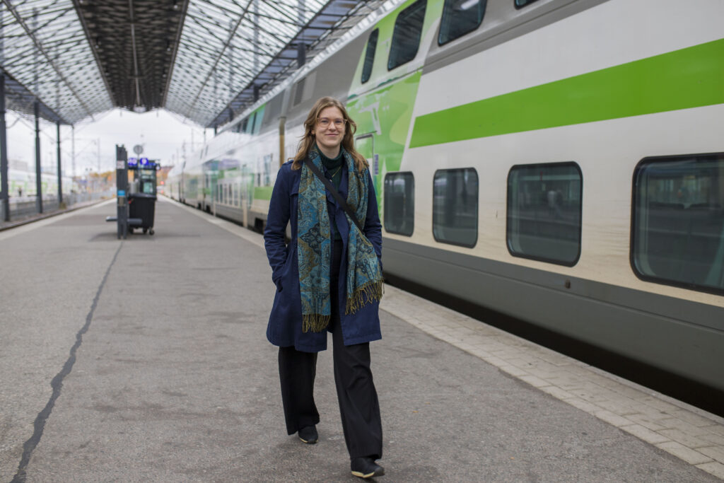 Maisa Kalliokoski Helsingin rautatieasemalla.