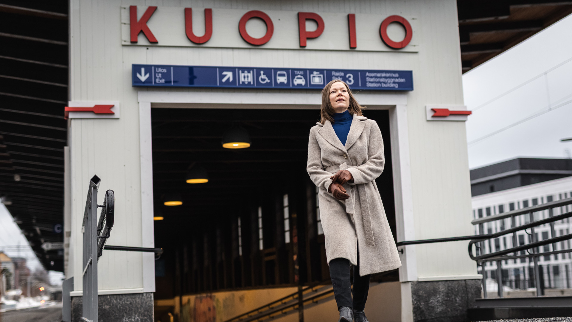 Pohjois-Savon maakuntajohtaja Tytti Määttä kävelee Kuopion juna-aseman ulkopuolella.