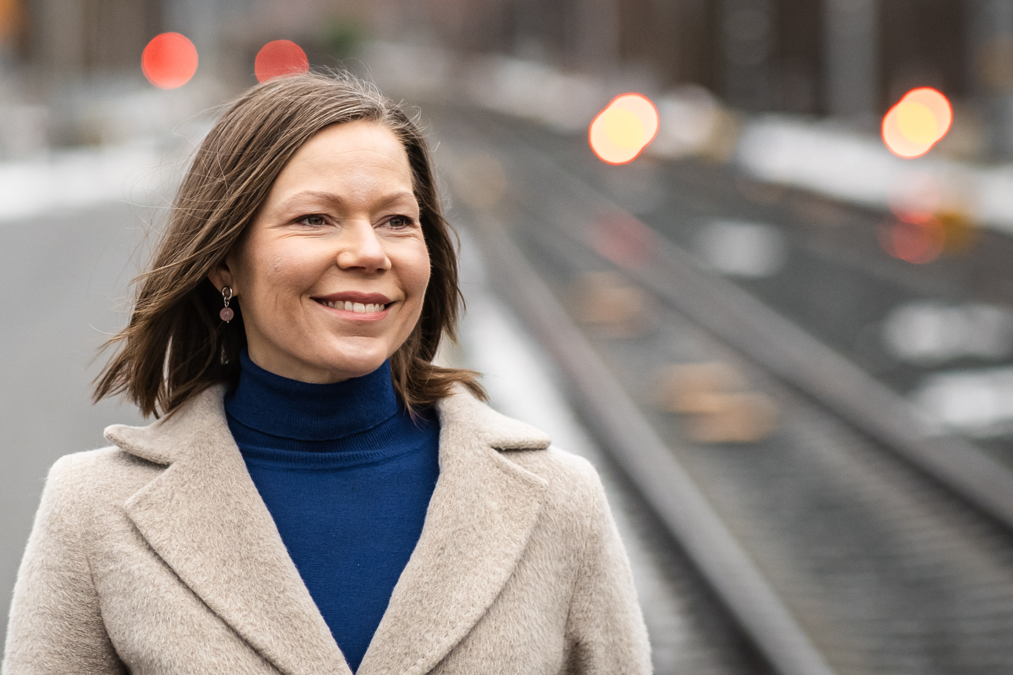 Pohjois-Savon maakuntajohtaja Tytti Määttä seisoo juna-asemalla hymyillen.
